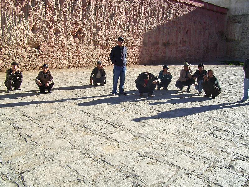 RIMG0465.JPG - drivers waiting