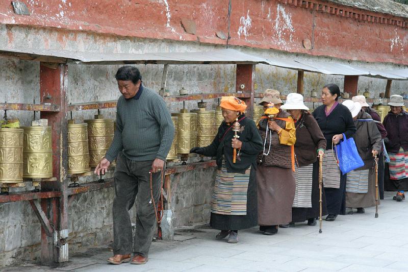 EPV0122.JPG - POOCESSION OF THE FAITHFUL - LHASA