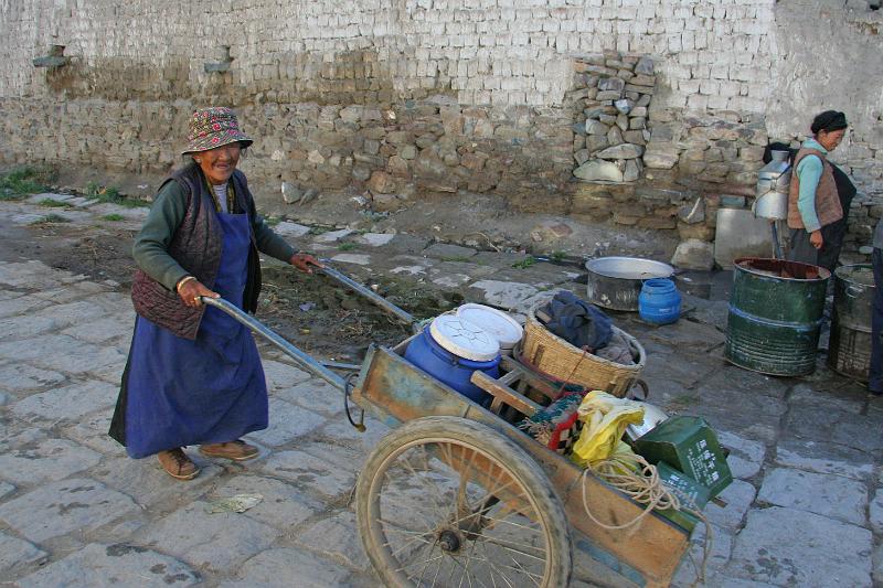 EPV0334-edited-1.jpg - MORNING WORK NEAR PALKHOR TEMPLE - GYANTSE