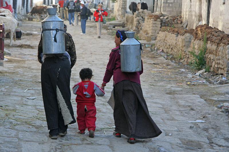 EPV0340-edited-1.jpg - MORNING WALK NEAR PALKHOR TEMPLE - GYANTSE