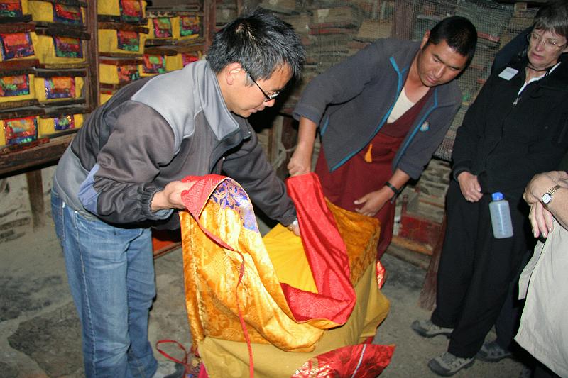 EPV0355-edited-1.jpg - OPENING HOLY TEXTS AT PALKHOR TEMPLE - GYANTSE