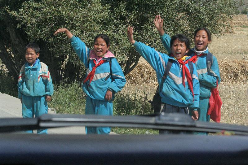 EPV0374-edited-1.jpg - GREETINGS!! - SCHOOL KIDS ALONG TIBETAN ROADSIDE