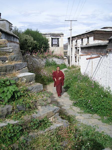 IMG_0684.JPG - LONE MONK - TASHILUMPO MONASTERY, SHIGATSE