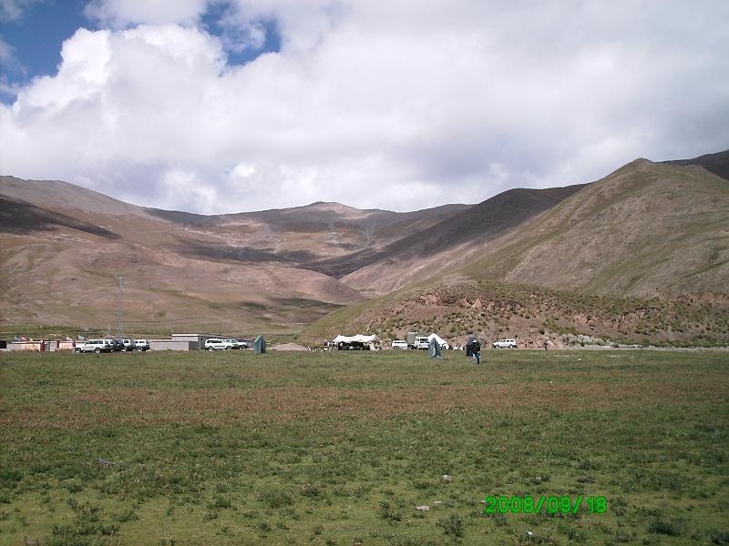 PICT0084.JPG - Our convoy of nine Land Cruisers