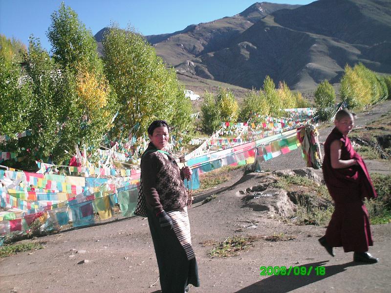 PICT0104.JPG - Lady with prayer wheel and nun