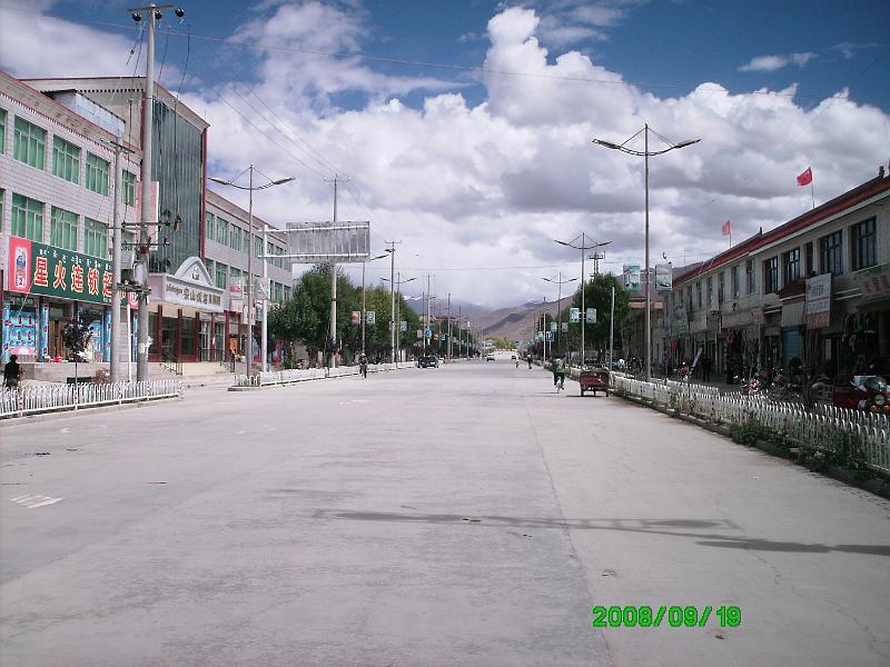 PICT0134.JPG - mid day traffic in Gyantze