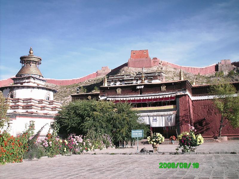 PICT0153.JPG - Ta Shi Lhun Po Monastery--find the eyes that oversee all