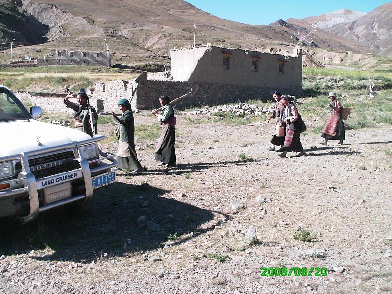 PICT0201.JPG - Ladies giving directions---we were lost