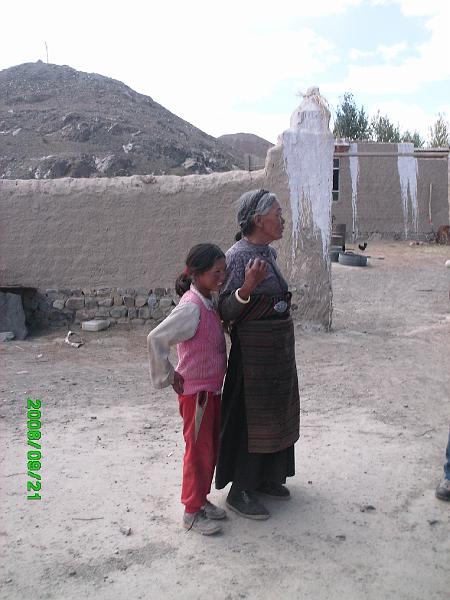 PICT0219.JPG - A grandma and granddaughter invited us in for tea